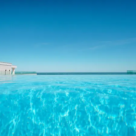 Royale Sundance 217 Infinity Pool & Mamaia Nord Apartment *